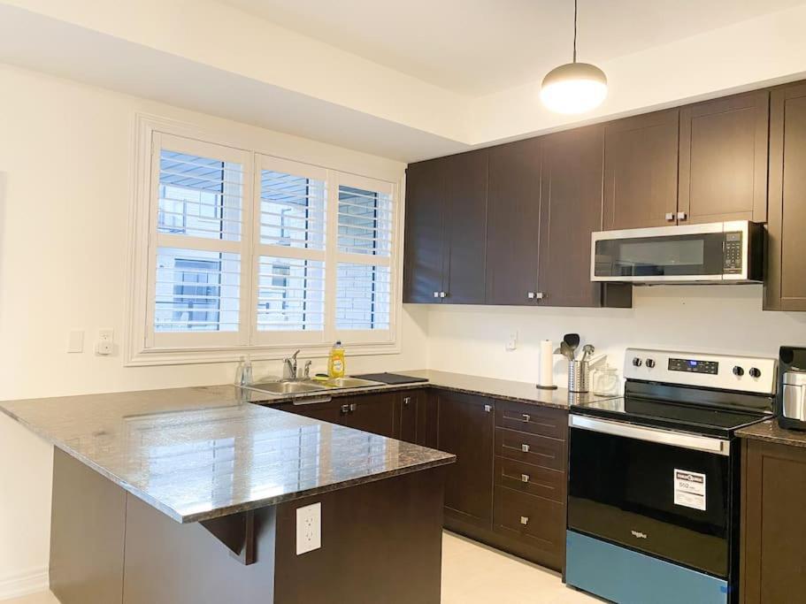 Elegant Rooms In Shared Townhouse Next To Beach Whitby Esterno foto