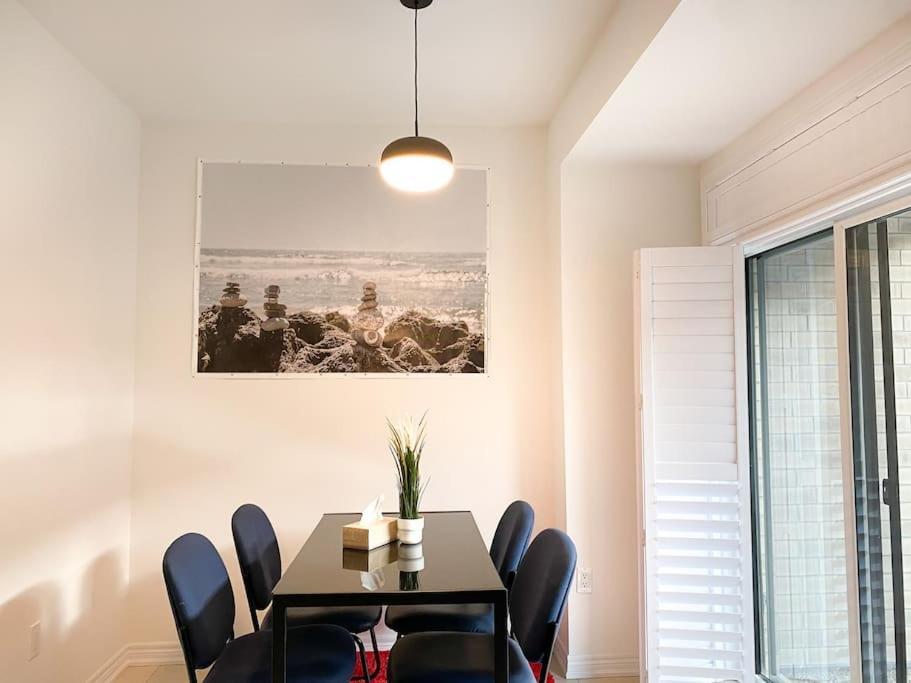 Elegant Rooms In Shared Townhouse Next To Beach Whitby Esterno foto